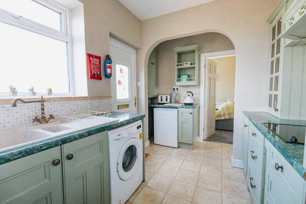 Beachfront Apartment - Ground Floor Apartment With Sea Views, Next To The Beach, Bridlington, North Yorkshire Bessingby Eksteriør billede