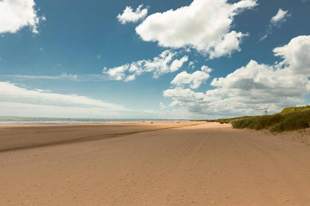 Beachfront Apartment - Ground Floor Apartment With Sea Views, Next To The Beach, Bridlington, North Yorkshire Bessingby Eksteriør billede